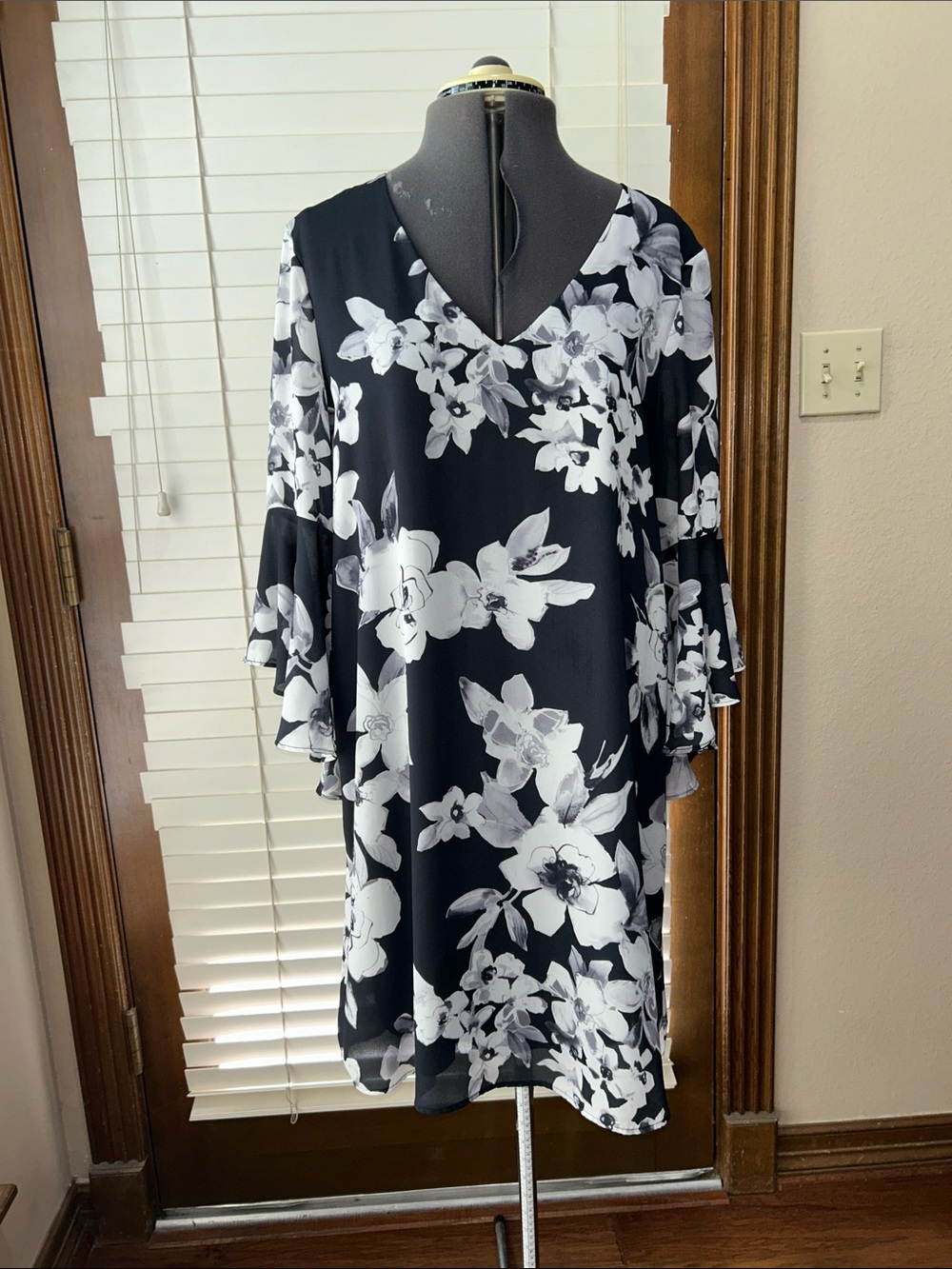 New York % Company Black & White Floral V-Neck Women's Dress Medium